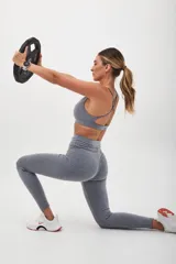 Calza deportiva larga color verde militar, de tiro alto y largo hasta el tobillo.