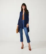 Cardigan largo de punto texturizado color ladrillo, con abertura frontal y terminación en puntas.