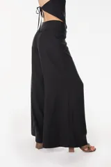 Pantalón de pernera ancha color verde militar, de tiro alto y diseño fluido.