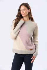 Buzo tejido de punto con diseño de franjas diagonales en tonos rosado, beige y gris, cuello redondo y manga larga.