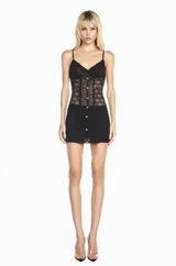 Musculosa negra de tul con aplicaciones de encaje floral, diseño semitransparente, escote corazón y cierre frontal con botones pequeños.