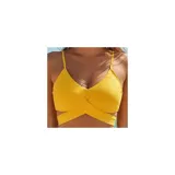 Conjunto de bikini de dos piezas de la marca Uniteduy, compuesto por un crop top amarillo liso con diseño cruzado y tirantes finos, y una bombacha de tiro alto con estampado floral y de hojas en tonos amarillos, verdes y blancos.