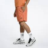 Short de baño Umbro color naranja con estampado de rombos en relieve.