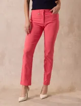 Pantalón negro de gabardina elastizada marca Tahari, corte slim, con pretina con pasadores, cierre y broche interno. Delantera y trasera con bolsillos.