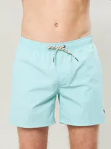 Short de baño celeste con cintura elástica y cordón ajustable.