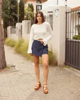 Sandalias de cuero color suela con plataforma corrida y tres tiras finas en el empeine. Cuentan con una tira ajustable en el talón con hebilla metálica.