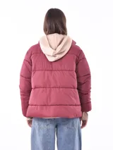 Campera puffer color borgoña con cierre frontal y bolsillos laterales.