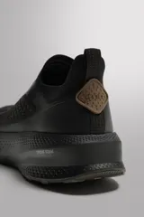 Zapatilla deportiva sin cordones Zara Athleticz de trail running, color negro, con parte superior de tejido de punto transpirable, refuerzos Shield Protect Max en puntera y talón, y entresuela Spume Foam.