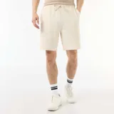 Bermuda blanca de felpa ligera con bolsillos laterales y cintura elástica con cordón ajustable.