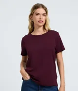 Remera básica de cuello redondo y manga corta, confeccionada en algodón peruano de alta calidad. Presenta un diseño liso y versátil, ideal para uso diario.