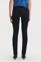 Jean de corte slim straight en color azul oscuro, con diseño clásico de cinco bolsillos y costuras en contraste. Presenta un ajuste entallado en la cadera y muslos con pierna recta.