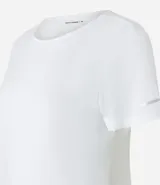 Remera deportiva de manga corta con cuello redondo, confeccionada en tejido texturizado con detalle reflectante y pliegue en la espalda.