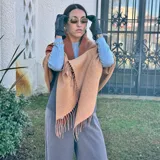 Bufanda de lana color azul marino con flecos en los extremos.