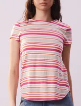 Remera de modal estampada a rayas horizontales en tonos rosa, naranja, beige y blanco, con cuello redondo y mangas cortas.