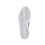 Championes adidas Grand Court 2.0 de estilo urbano, color blanco con las icónicas tres tiras laterales en color negro y detalle en el talón. Presentan suela de goma plana y cierre con cordones.