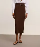 Pollera midi marrón de corte recto, con cinturón de hebilla redonda y detalle de encaje en la espalda.