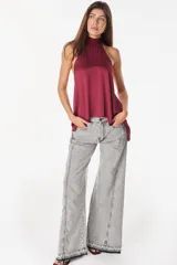 Top de satén fluido y crep texturado, color marrón, con diseño halter que se ata al cuello y deja los hombros y la espalda descubiertos.