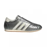 Championes adidas de diseño minimalista inspirado en el taekwondo, color plateado metalizado con las tres bandas características en color blanco y suela de goma fina.