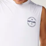 Musculosa Rip Curl modelo Staple Muscle, de color blanco, sin mangas y con diseño clásico de corte recto. Presenta un pequeño estampado circular con texto en el pecho.