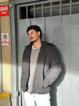 Campera puffer negra con capucha forrada en corderito.