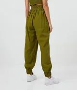 Pantalón jogger verde oliva de algodón con cintura elástica, bolsillos delanteros y tobillos elastizados.