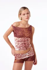 Musculosa crop anatómica de poliéster con elastómero, con estampado tigresa de ambos lados y logos a tono. Prenda reversible.