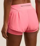 Bermuda deportiva tipo runner, color verde menta, confeccionada en microfibra con cintura elástica. Tiene un corte holgado y bajo redondeado.