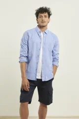 Camisa celeste de lino con cuello abotonado, manga larga con puños abotonados, bolsillo en el pecho y corte clásico.