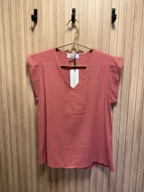 Blusa color naranja de viscosa con escote en "v" y mangas cortas.