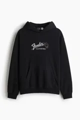 Sudadera con capucha y bolsillo canguro, color negro lavado, con estampado frontal que incluye el logo de Fender y un sombrero de vaquero.
