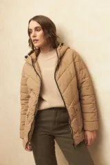 Campera puffer color verde oliva, con capucha, cierre frontal, bolsillos laterales con solapa y elástico en la cintura.