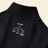 Chaqueta deportiva entallada de color negro, con cuello alto, cierre frontal completo y mangas largas. Diseño técnico ideal para actividades físicas.