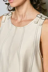 Musculosa de felpa francesa con efecto acid wash, corte en línea A y tirantes ajustables con hebilla en los hombros. Presenta costuras verticales decorativas y bajo acampanado.