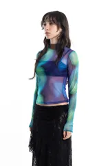 Top de manga larga y cuello alto, confeccionado en tejido de malla transparente con estampado tie-dye en tonos azul, violeta y verde.