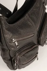 Cartera tipo hobo de cuero sintético negro con textura, cuenta con cuatro bolsillos frontales con cierre, un compartimento principal amplio y asa regulable.