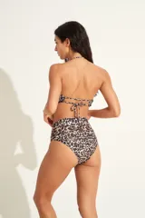 Conjunto de bikini de dos piezas con estampado animal print tipo leopardo. El corpiño es tipo bandeau con tirantes finos para anudar al cuello, y la bombacha es de tiro alto con corte clásico.