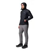 Campera puffer híbrida Columbia modelo Powder Pass Hybrid, color negro, con capucha y cierre frontal completo. Cuenta con tecnología Omni-Shield repelente al agua y aislamiento de poliéster.