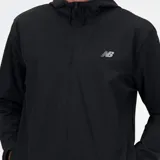 Campera deportiva New Balance negra con capucha, cierre frontal completo, mangas largas y logo estampado en el pecho.