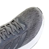 Championes de running adidas Response Pace color gris con entresuela blanca y diseño de tres tiras laterales.