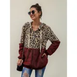 Campera tipo polar con cierre frontal, diseño combinado con estampado animal print en la parte superior y tejido de peluche blanco en la parte inferior. Cuenta con capucha con cordones ajustables y dos bolsillos frontales.