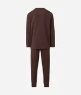 Pijama largo masculino de la marca Viko, confeccionado en fleece de color marrón, con textura suave. Compuesto por remera de manga larga con cuello redondo y puños ajustados, y pantalón tipo jogger con cintura elástica con cordón de ajuste y bolsillos.