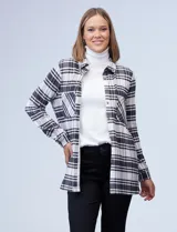 Camisa de Robert Louis en tejido soft a cuadros beige, blanco y gris. Tiene cuello con solapa, abertura central con botones, mangas largas regulables con presilla y botón, bolsillos delanteros aplicados, ruedo lateral con abertura y botones.