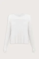 Blusa de tejido de punto color blanco, con cuello redondo, mangas largas y detalle de textura acanalada en la parte superior y en los puños.