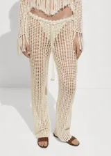 Pantalón de tiro medio con diseño calado de punto, corte recto y largo. Cuenta con cintura elástica ajustable mediante lazo con borlas.