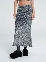 Falda larga plateada cubierta de lentejuelas con elástico en la cintura.