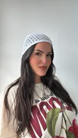 Gorro blanco de crochet con diseño calado.