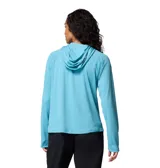 Remera de manga larga con capucha Columbia, confeccionada en tejido técnico transpirable con tecnología Omni-Wick y protección solar Omni-Shade UPF 40. Presenta diseño de corte recto, capucha cruzada, orificios para los pulgares en los puños y logo estampado en el pecho y en la manga.