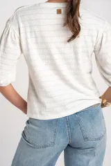 Remera de algodón color off white con mangas globo de largo tres cuartos y cuello redondo.
