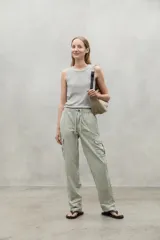 Pantalón cargo verde claro de Ecoalf, confeccionado con 72% nylon reciclado y 28% algodón orgánico.