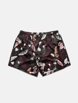 Short de baño negro con estampado de hojas de palmera, piñas y frutillas en tonos blanco, marrón y rosa.